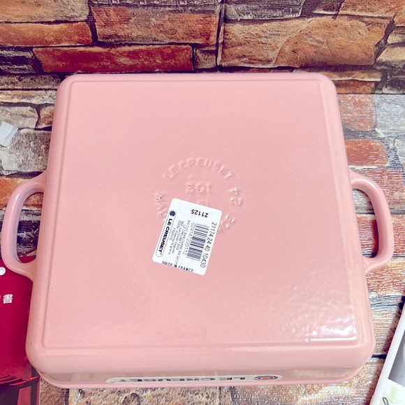 Le Creuset Square Signature Cast Iron in Black Interior (Chiffon Pink) - Picture 7 of 11